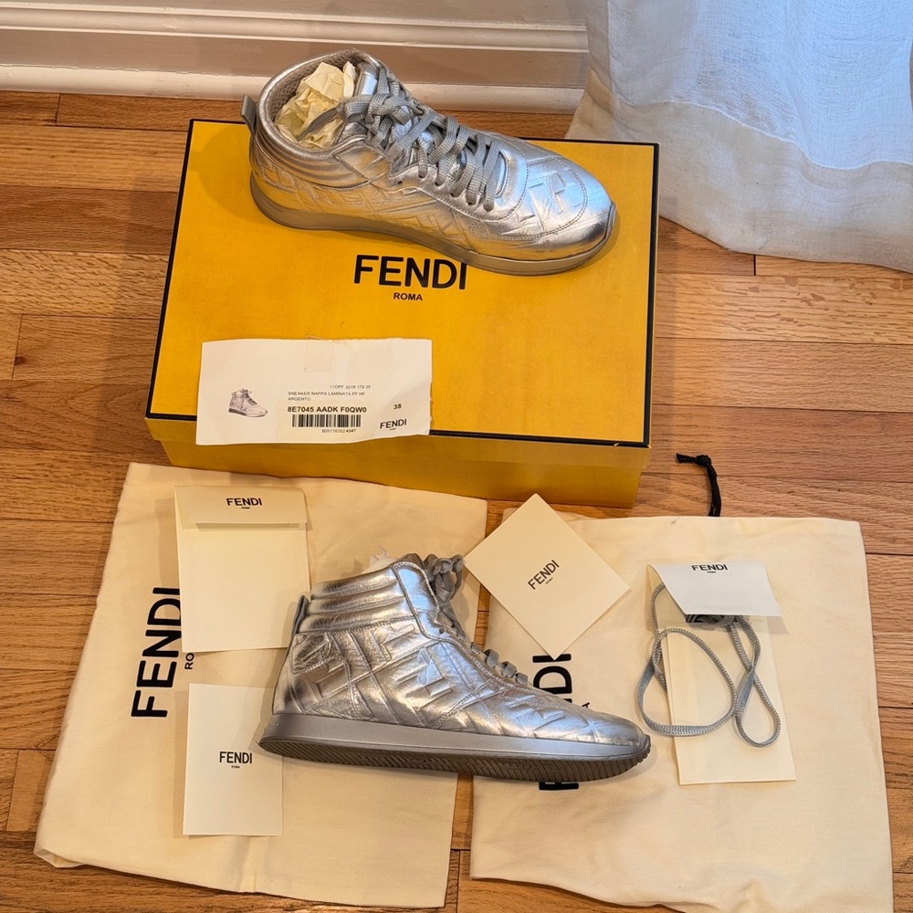 FENDI‎ Metallic Nappa
MacroFFEmbossedHigh Top Sneakers
38 Silver